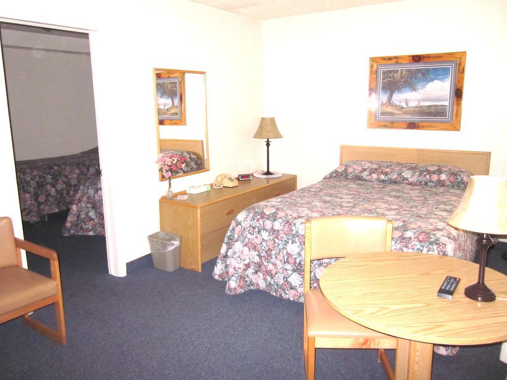 Color Country Motel Panguitch Room photo